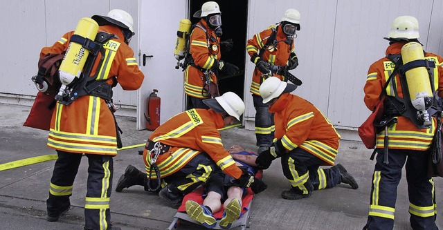 Feuerwehrbung in  Weisweil: Ein Brand...de mit leichten Verletzungen geborgen.  | Foto: Ilona Hge