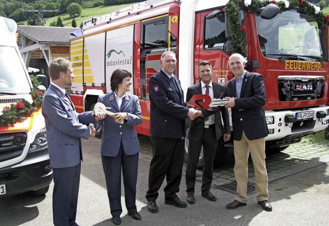 Die symbolische Schlsselbergabe erfo... Pfarrer Gnter Bussmann (rechts) vor.  | Foto: Manfred Lange