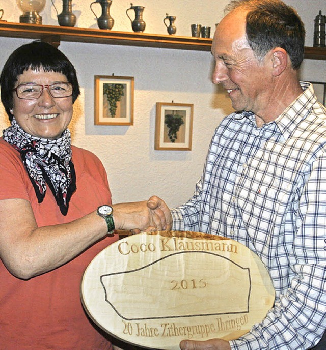 Coco Klausmann erhielt vom Vorsitzende...n  Schneidebrett in Form einer Zither.  | Foto: Jakob-Klblin