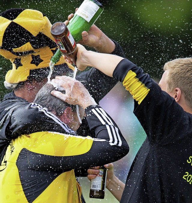 Sekt, Bier &#8211; alles war dabei bei...Hlzlebrucker Trainer Wolfgang Andris.  | Foto: Wolfgang Scheu