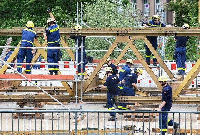 Im Einsatz: Ehrenamtliche des THW auf der Kronenbrcke.  | Foto: Rita Eggstein