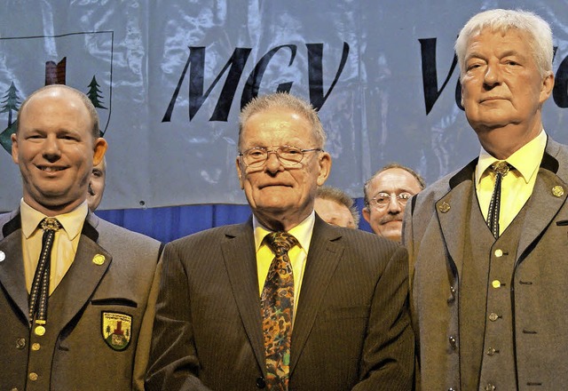 Nach 52 aktiven Jahren im Mnnergesang... Otto Moos und Laudator  Horst Reichl.  | Foto: Silke Hartenstein