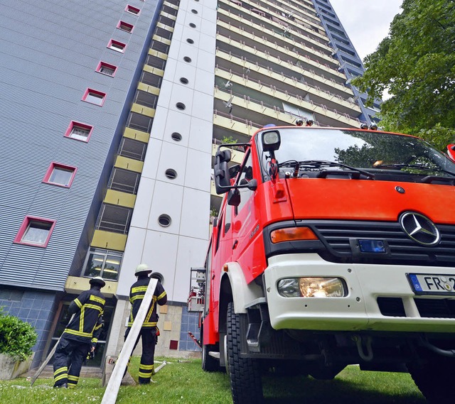 Um das Feuer im obersten Stock zu lsc...wei Rettungsteams und der Notarzt an.   | Foto: Michael Bamberger