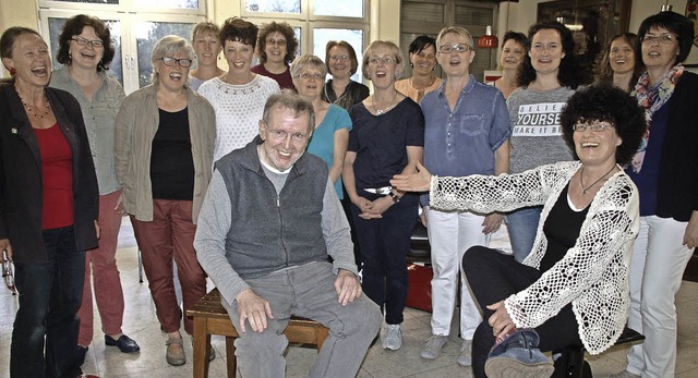 Der Chor Tonart Nollingen ldt zum Mit...intergrund ein Teil des Frauenchores.   | Foto: Petra Wunderle