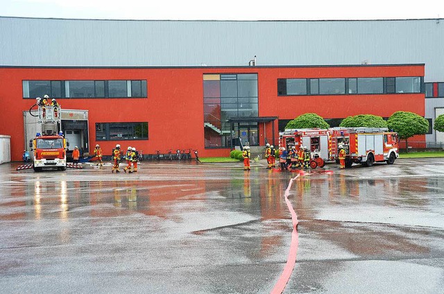 Feuerwehreinsatz beim Logistiker Grieshaber im Gewerbegebiet.   | Foto: Dorothee Soboll