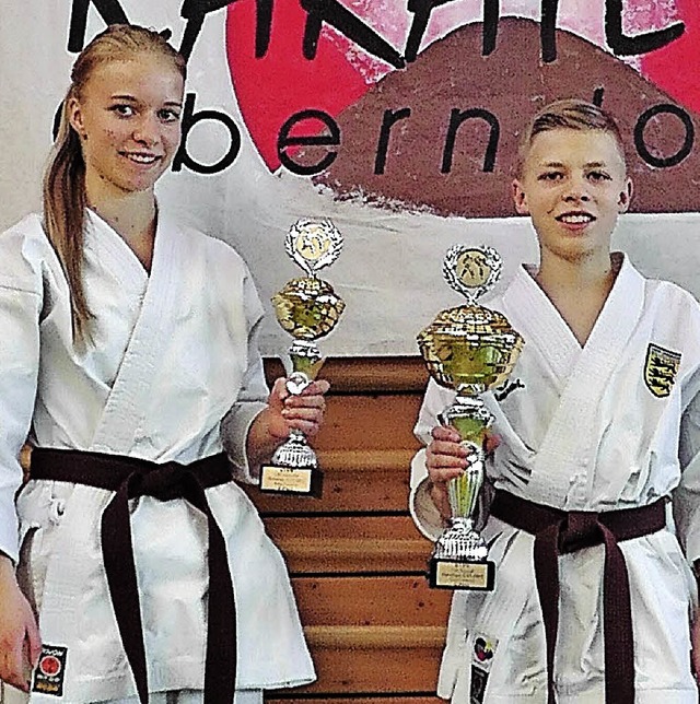 Jana und Tilo Heep mit ihren Pokalen bei der Karate-Landesmeisterschaft.   | Foto: KARATESCHULE