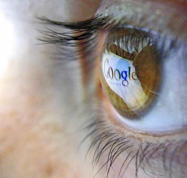 Ein Nutzer liest die Google-Seite &#8211; und Google die Eingaben des Nutzers.   | Foto: dpa