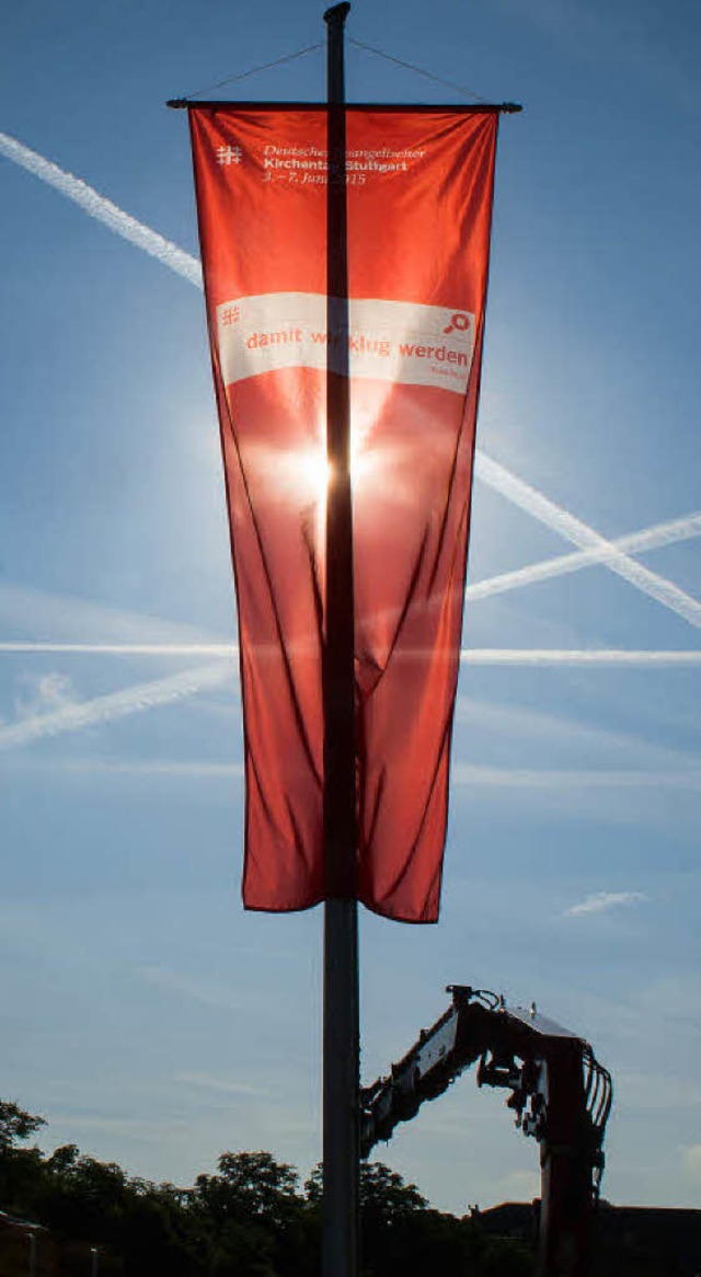 Die Kirchentagsflagge weht auf dem Schlossplatz.   | Foto: DPA