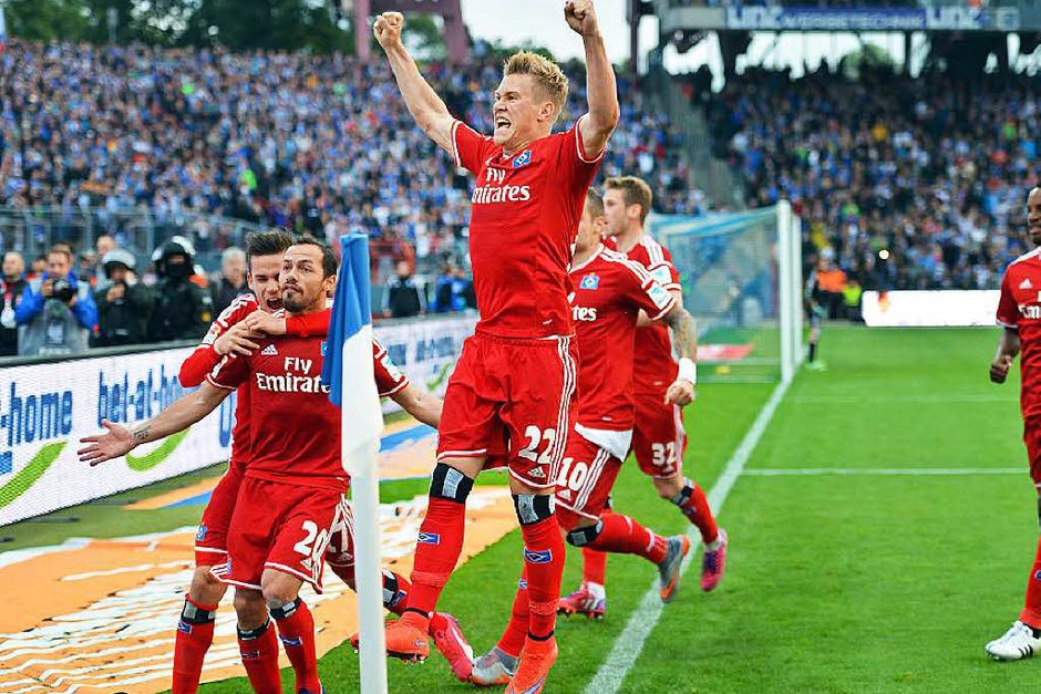 Der Hamburger SV wendet gegen den Karlsruher SC den Abstieg in die 2. Liga ab. (Foto: dpa) Der Hamburger SV wendet gegen den Karlsruher SC den Abstieg in die 2. Liga ab. (Foto: dpa)