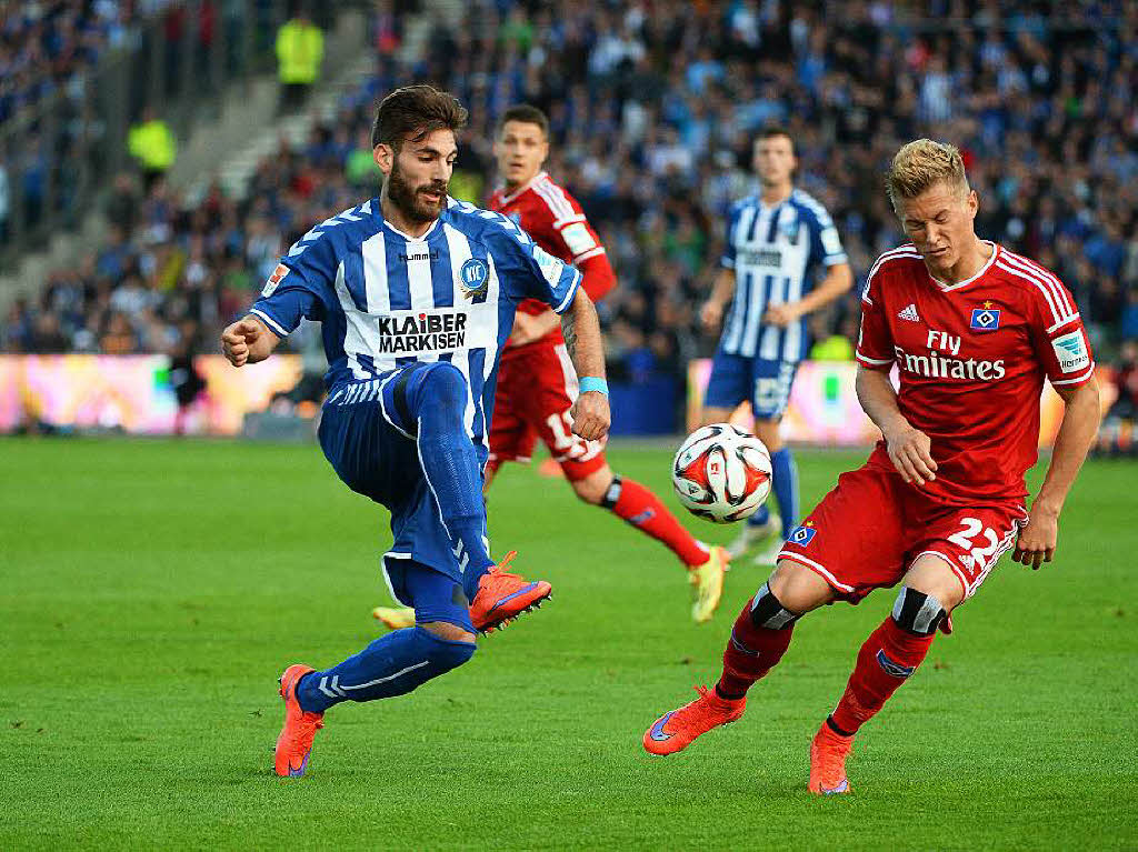 Der Hamburger SV wendet gegen den Karlsruher SC den Abstieg in die 2. Liga ab.