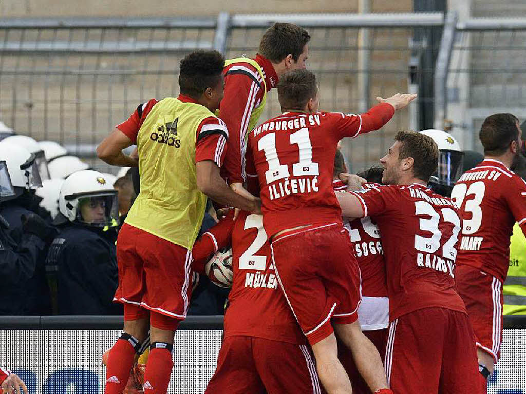 Der Hamburger SV wendet gegen den Karlsruher SC den Abstieg in die 2. Liga ab.