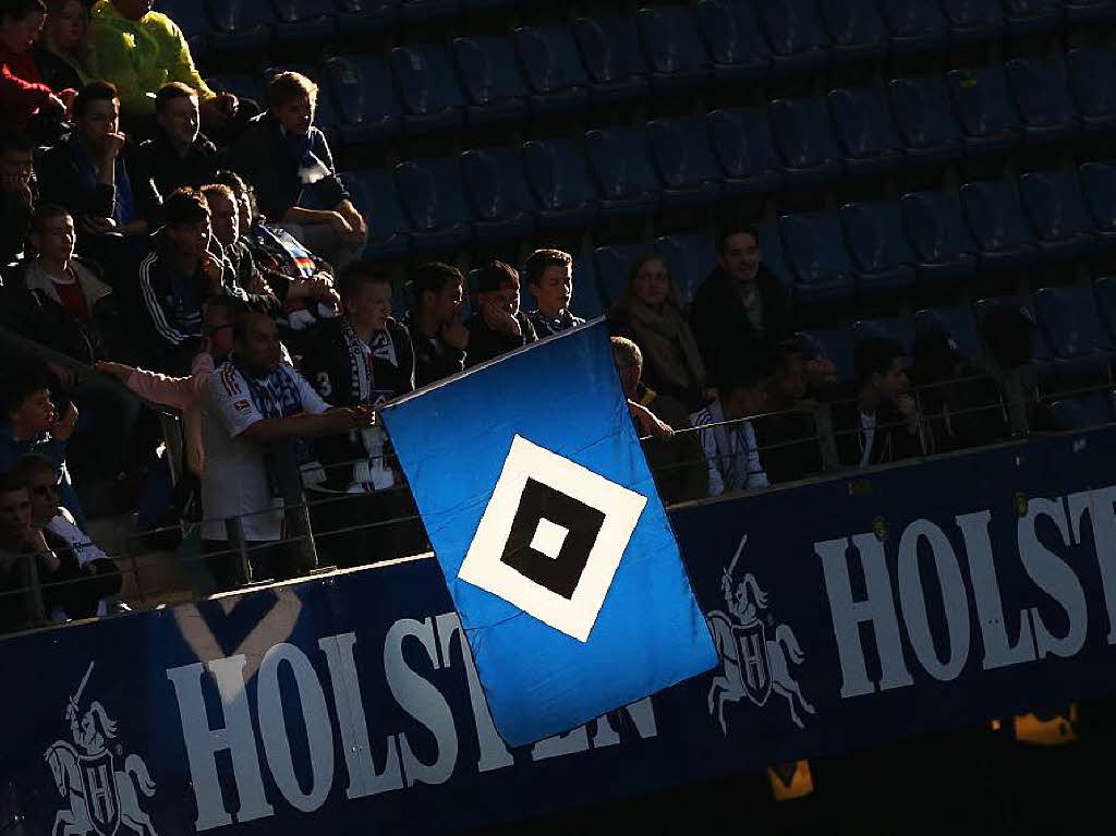 Der Hamburger SV wendet gegen den Karlsruher SC den Abstieg in die 2. Liga ab.