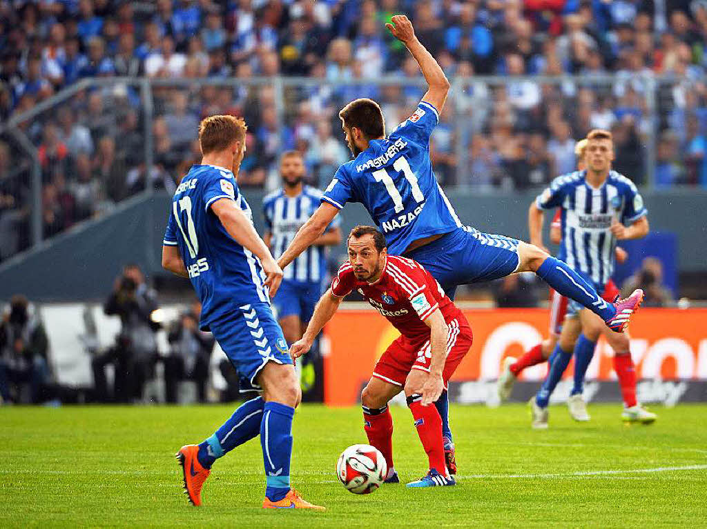 Der Hamburger SV wendet gegen den Karlsruher SC den Abstieg in die 2. Liga ab.