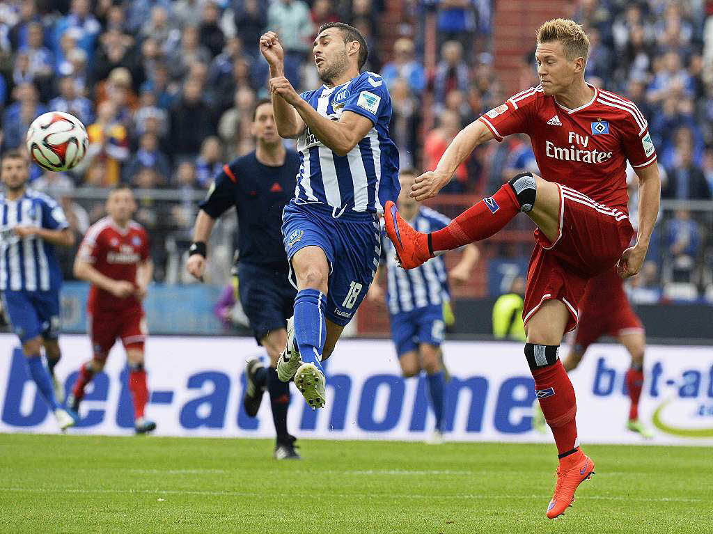 Der Hamburger SV wendet gegen den Karlsruher SC den Abstieg in die 2. Liga ab.