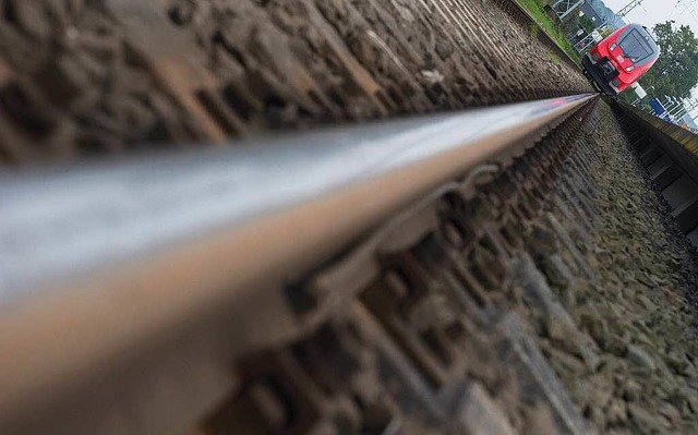 Raue Schienen nerven die Anwohner der Rheintalbahn durch greren Lrm.   | Foto: dpa