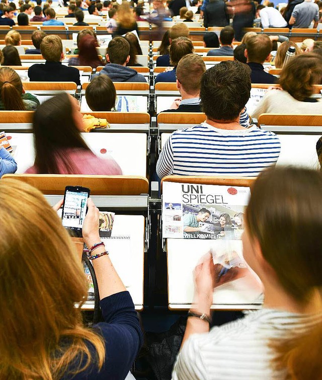 Das Smartphone immer griffbereit: Unis...e Lebenswelt ihrer Studenten anpassen.  | Foto: dpa