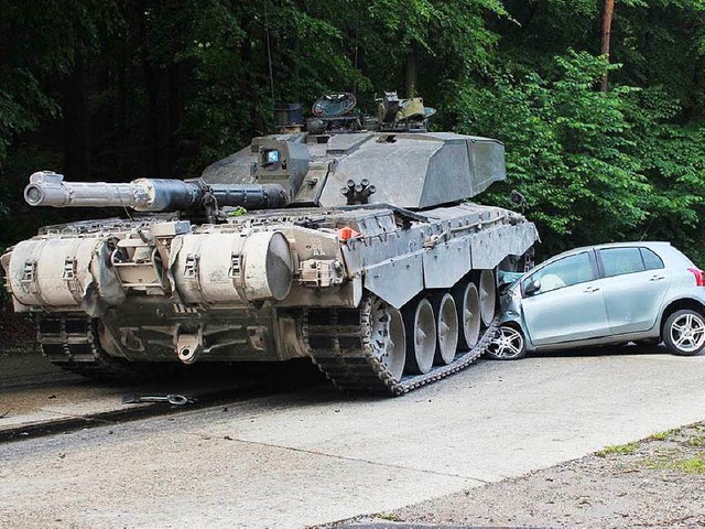 Der Panzer drfte das Zusammentreffen ...inwagen unbeschadet berstanden haben.  | Foto: dpa