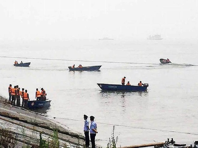 Rettungskrfte suchen mit Booten nach berlebenden  | Foto: AFP
