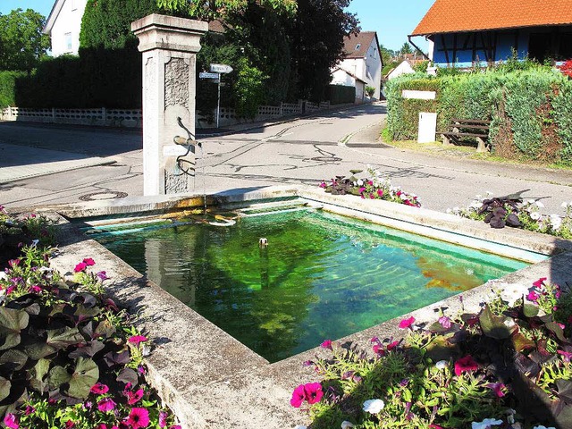 Was ist ein Dorfbrunnen wert? Die Ermi...11; hier der Blumenbrunnen in Bamlach.  | Foto: Jutta Schtz