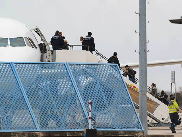 Abgelehnte Asylbewerber steigen im Feb...bung in ein Flugzeug am Baden-Airport.  | Foto: dpa