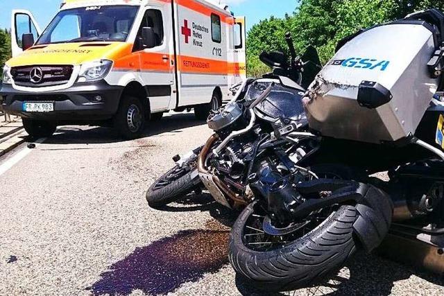 B 31 nach Motorradunfall gesperrt – zwei Schwerverletzte