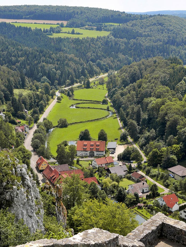 Herrschaftlicher Blick: Die Groe Laut...ert idyllisch im Tal bei Bichishausen.  | Foto: stadt Mnsingen (2), dpa