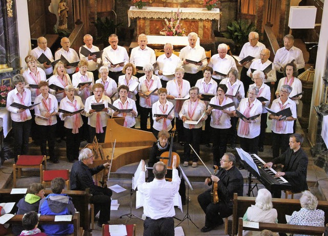 Kirchenkonzert: Der katholische Kirche...er der Leitung von Daniel Himmelseher.  | Foto: Ilona Hge