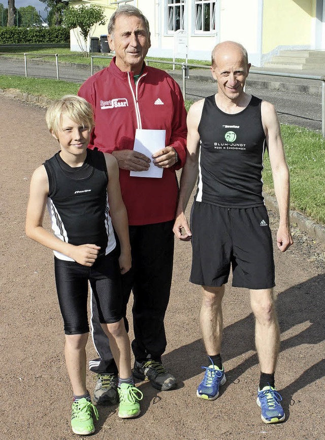 Noah Fischer (von links) mit  TVH-Leic...iner Siegfried Sartori und Ralf Krumm.  | Foto: Privat