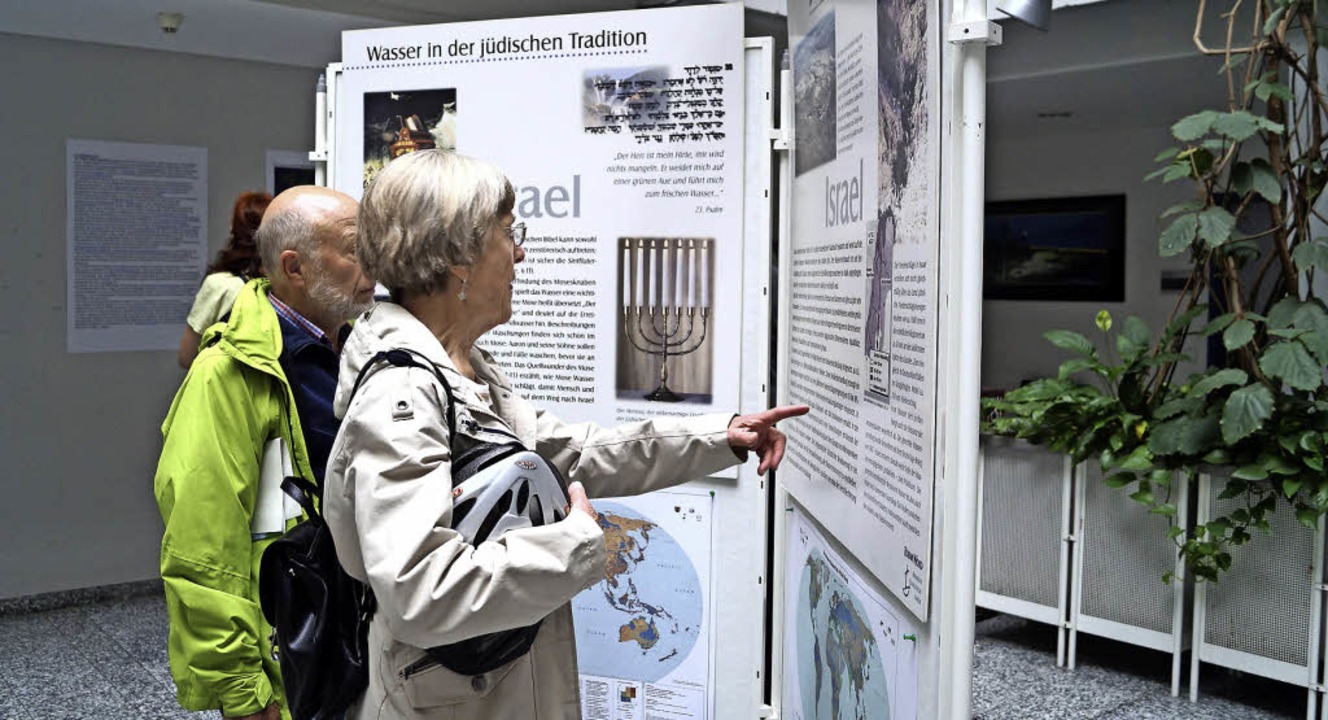 Viel Wissenswertes  über das Wasser er... Besucher in der Ausstellung der AGUS.  | Foto: Silke Hartenstein