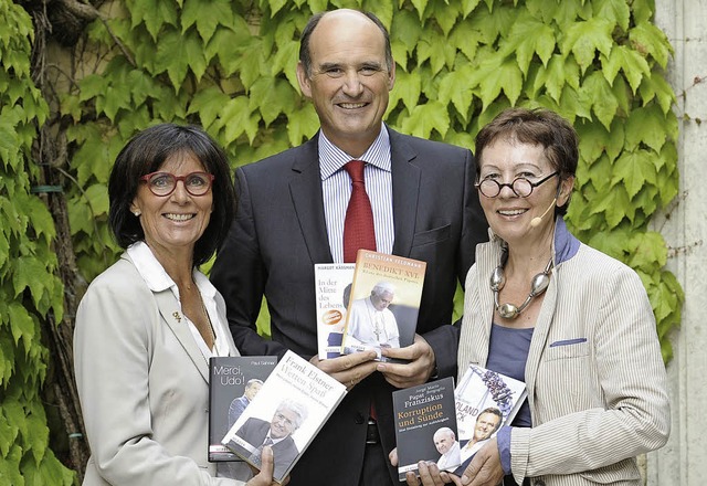 Der Verleger Manuel Herder mit Mariann...nd der Journalistin Barbara Dickmann.   | Foto: Privat