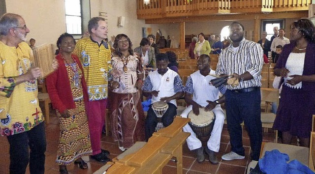 Gemeinsames Singen nach dem Gottesdien...) und Otfried Khn, Mllheim (Mitte).   | Foto: Anne Freyer