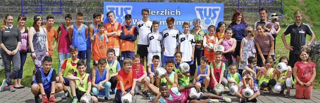 Im Rahmen des Ferienprogramms mit dem ...mit Jungs vom DFB-Sttzpunkt Fuball.   | Foto: Thomas Loisl Mink