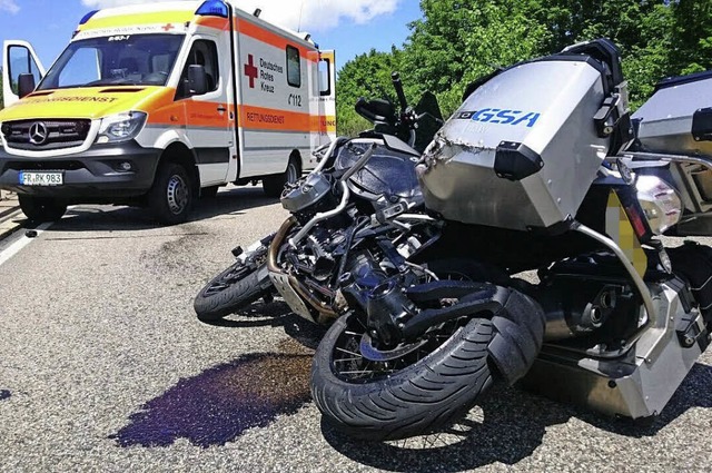 Das Motorrad liegt  nach dem seitliche...chwer und lebensgefhrlich  verletzt.   | Foto: Kamera 24