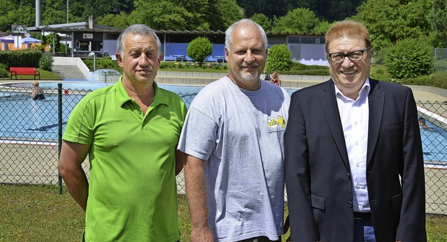 Schwimmmeister Gerd Tscheulin (von lin...)rechts: Brgermeister  Artur Bugger.   | Foto: Martina Proprenter