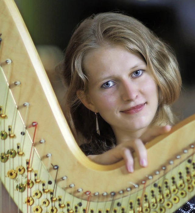 Musiziert am Freitag in Stegen zugunst... Zentrum: Harfenistin Anaela Schlunk.   | Foto: Markus Donner