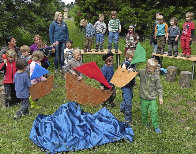 Seefahrer und Indianer im Denzlinger W...n und Kindern des Waldkindergartens.    | Foto: Aktion Lebensraum