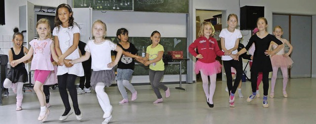 Schwanensee in der Grundschule Fahrnau...chlerinnen bei den Projekttagen aus.   | Foto: Hans-Jrgen Hege