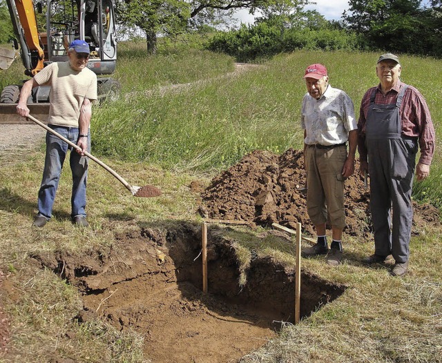 Beim Aushub der Grube frs Fundament  ...und Martin Schmitz dabei (von links).   | Foto: Hansjrg Bader