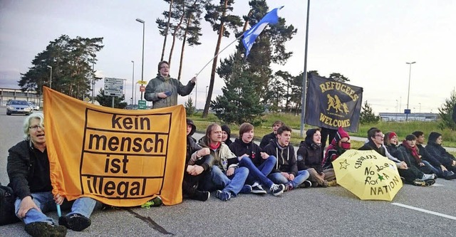 Menschen protestieren am Dienstag mit ...den gegen Abschiebungen in den Kosovo.  | Foto: dpa