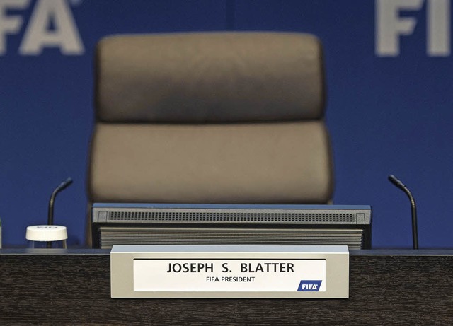 Und tschss. Der Stuhl des  Fifa-Prsi...renz zu seinem Rcktritt am Dienstag    | Foto: afp