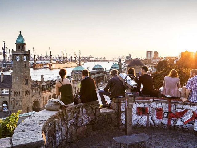 Immer schn: Schiffe gucken an den Hamburger Landungsbrcken.  | Foto: Joerg Modrow