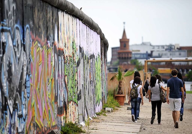 Beliebtes Ziel von Berlinbesuchern: di...rhaltene Teilstck der Berliner Mauer   | Foto: DPA