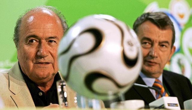 Wolfgang Niersbach (rechts) und Joseph Blatter  | Foto: dpa