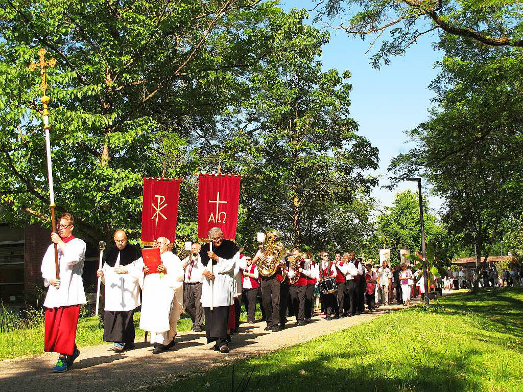 Am Fronleichnamsgottesdienst mit anschlieender Prozession im Kurpark Bad Bellingen nahmen mehr als 250 Glubige teil.