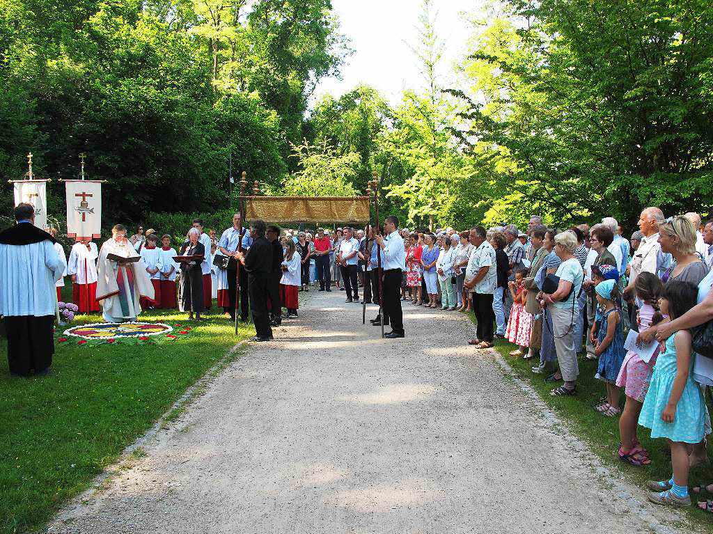 Am Fronleichnamsgottesdienst mit anschlieender Prozession im Kurpark Bad Bellingen nahmen mehr als 250 Glubige teil.