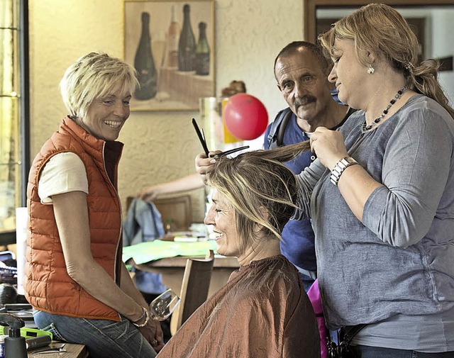 Beteiligten sich mit einer Spendenakti...asste den Besuchern eine neue Frisur.   | Foto: mps