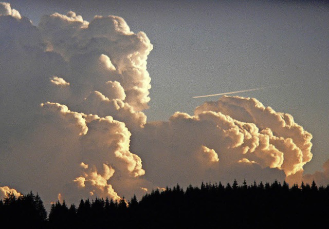 Ein Wolkengebirge  zog am 13. Mai ber...esselt auch ber den Hochschwarzwald.   | Foto: Hubertus Wrwich