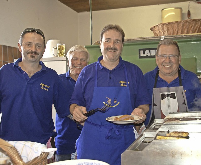 Die Herren Elfer-Rat am Grill: Martin ...u, Markus Burkhart und Franz Reichle.   | Foto: Petra Wunderle