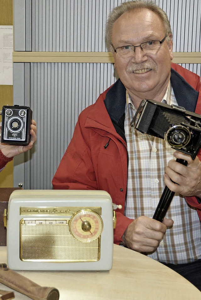 Karlheinz Schweizer bergibt die Objek...aujahren Deutschlands ans Stadtmuseum.  | Foto: zvg