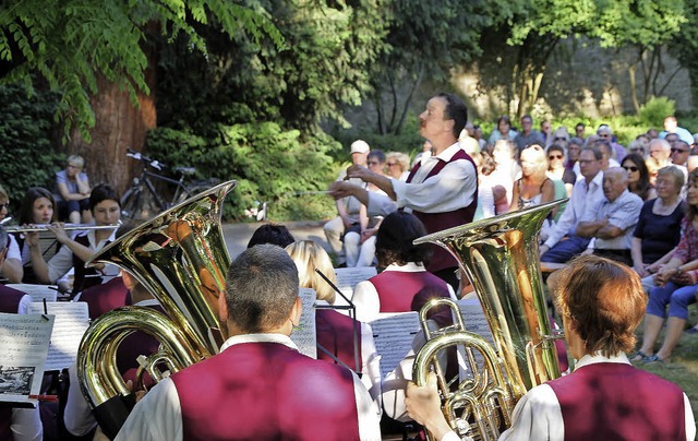 Leichte Muse im Park servierten die Mu...um Dirigent Axel Berger den Zuhrern.   | Foto: Heck